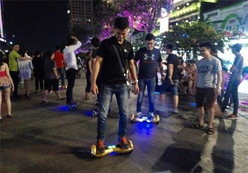 Cần hết sức thận trọng khi chơi v&aacute;n trượt điện tử. 
