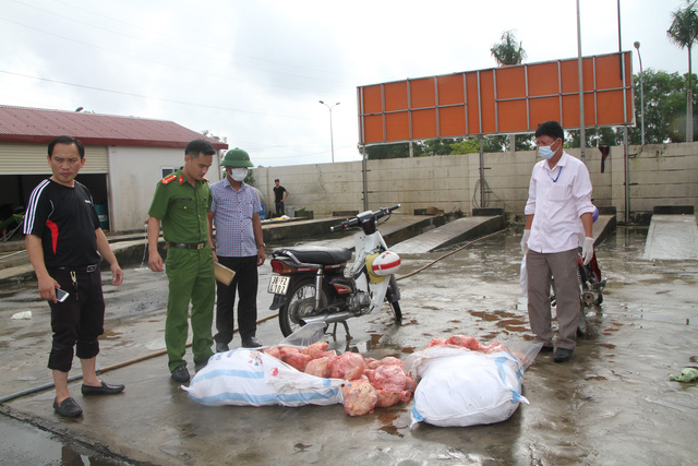  Số thịt h&ocirc;i thối được lực lượng chức năng bắt giữ.