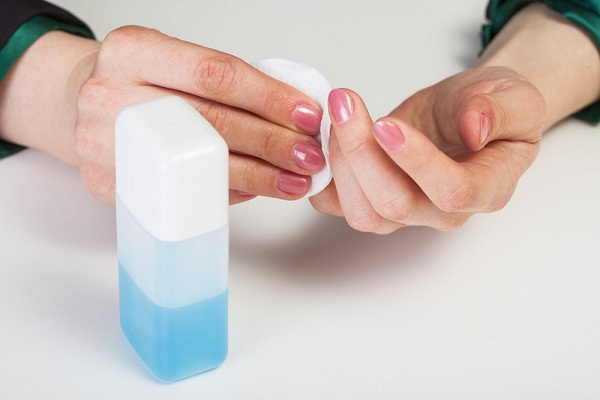  Nước rửa m&oacute;ng tay nguy hại kh&ocirc;n lường nếu trẻ uống phải.