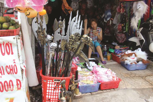 Đồ chơi m&ugrave;a lễ Halloween b&aacute;n ngập thị trường. 