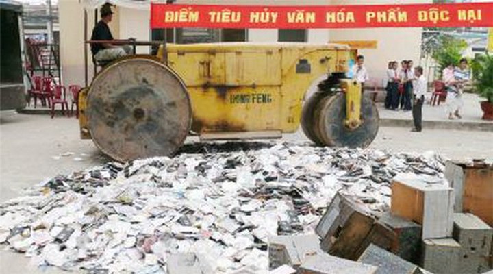 Văn h&oacute;a phẩm c&oacute; nội dung xấu được lực lượng chức năng thu giữ v&agrave; ti&ecirc;u hủy.