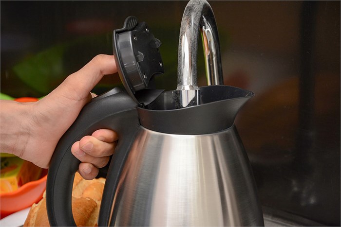 Ấm si&ecirc;u tốc kh&aacute; nguy hiểm với trẻ nhỏ nếu cha mẹ kh&ocirc;ng cẩn thận. 