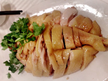 Thịt g&agrave; t&aacute;i sống sẽ rất dễ ngộ độc. 
