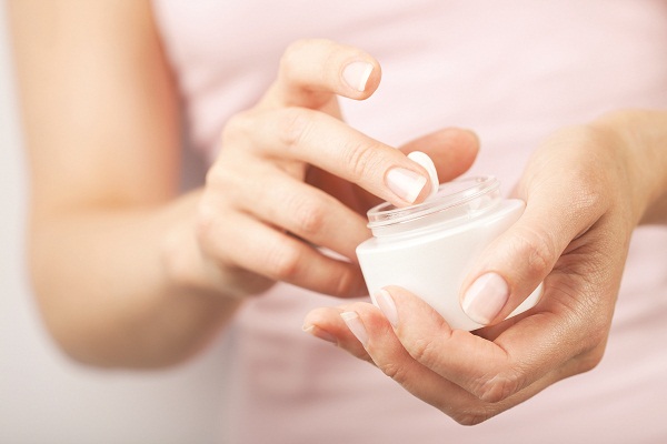  Mỹ phẩm l&agrave;m đẹp l&agrave; sản phẩm bất ly th&acirc;n của phụ nữ nhưng cũng v&ocirc; c&ugrave;ng nguy hại nếu lạm dụng. 