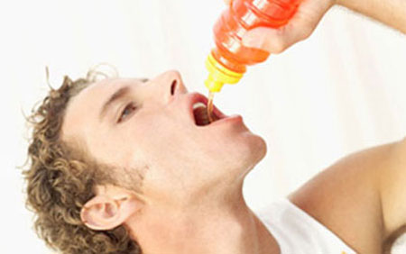 Kh&ocirc;ng n&ecirc;n lạm dụng nước tăng lực l&agrave;m đồ uống giải kh&aacute;t cho cơ thể. Ảnh minh họa