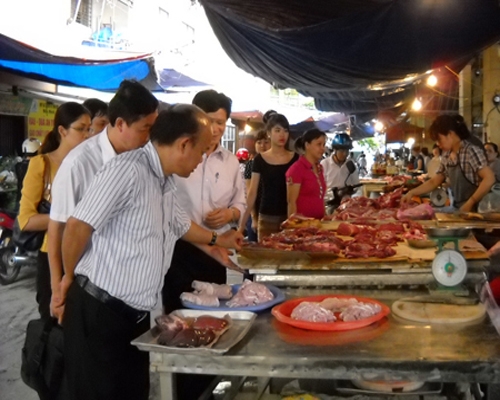 Lực lượng thanh tra tiến h&agrave;nh kiểm tra ATTP tại c&aacute;c chợ.