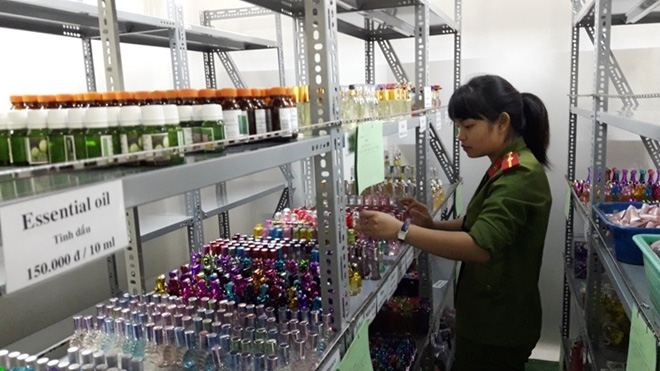  Lực lượng chức năng tiến h&agrave;nh kh&aacute;m x&eacute;t tại C&ocirc;ng ty Cổ phần THA VON. 