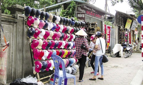  Mũ bảo hiểm gi&aacute; rẻ b&aacute;n tr&agrave;n lan ngo&agrave;i đường phố. 