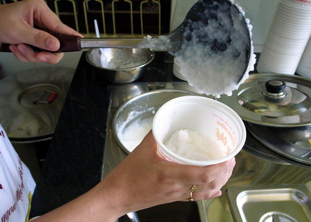 Ch&aacute;o dinh dưỡng rất tiện lợi nhưng c&aacute;c mẹ chớ cho con ăn qu&aacute; nhiều. 