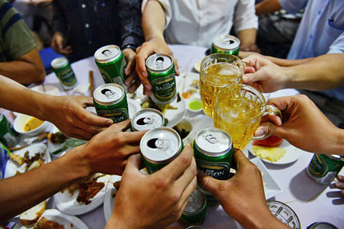  Uống qu&aacute; nhiều rượu, bia sẽ c&oacute; nguy cơ g&acirc;y ung thư. 