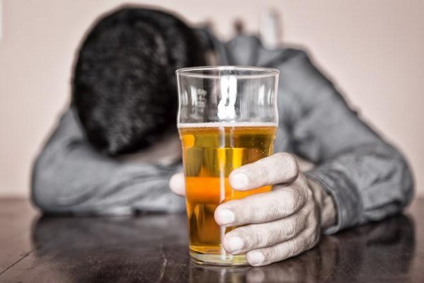 Đồ uống c&oacute; cồn c&oacute; nguy cơ g&acirc;y ung thư tiền liệt tuyến. 
