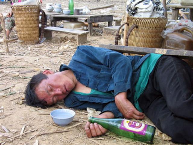 Tình trạng sử dụng tràn lan các loại rượu nấu thủ công khiến người dùng mất kiểm soát hành vi. Tình trạng sử dụng tràn lan các loại rượu nấu thủ công khiến người dùng mất kiểm soát hành vi.
