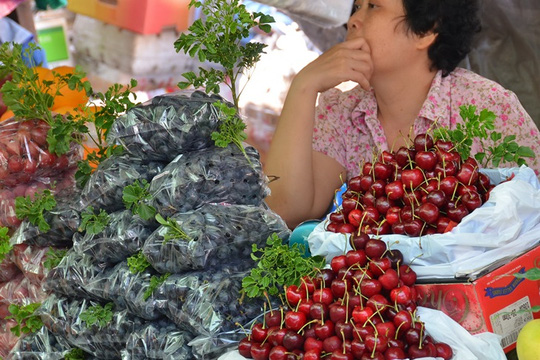  Hoa quả nhập ngoại b&aacute;n tr&agrave;n lan tr&ecirc;n thị trường.