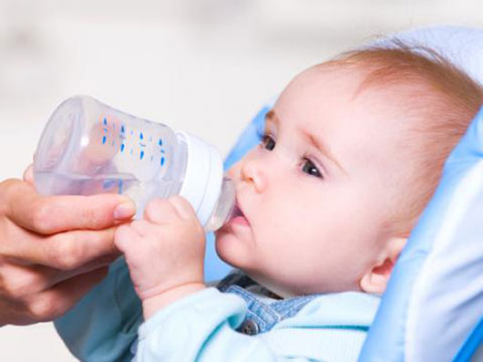 Cho trẻ sơ sinh uống nước lọc c&oacute; nguy cơ nhiễm độc cao.