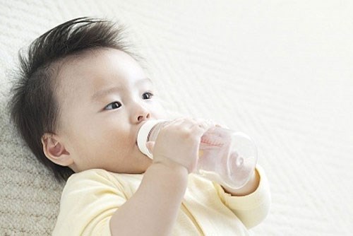 Kh&ocirc;ng n&ecirc;n cho trẻ so sinh uống nước 6 th&aacute;ng đầu đời. 