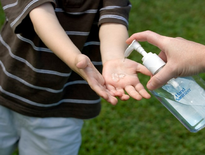  Nước rửa tay kh&ocirc; kh&ocirc;ng thật sự sạch như nhiều người nghĩ. 