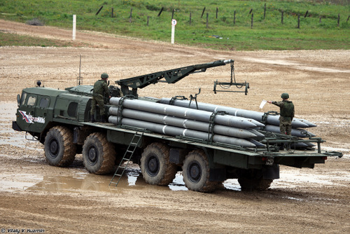 Ph&aacute;o phản lực BM-30 Smerch c&oacute; thể bắn được c&aacute;c loại đạn.  