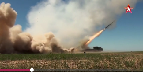 Ph&aacute;o phản lực BM-30 Smerch rời bệ ph&oacute;ng. 
