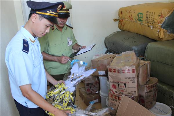 Lực lượng chức năng tỉnh Quảng Ninh bắt giữ một vụ vận chuyển h&agrave;ng h&oacute;a tr&aacute;i ph&eacute;p trước đ&oacute;. 