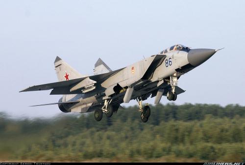 Ti&ecirc;m k&iacute;ch MiG-31 c&oacute; thể vượt qua bức tường &acirc;m thanh khi bay ngang v&agrave; leo cao. 