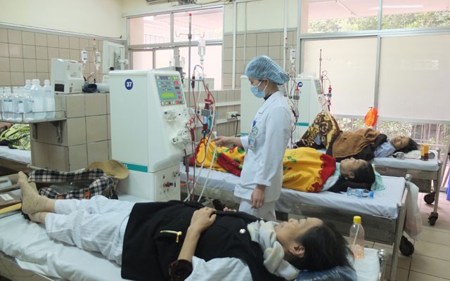 Nhiều người phải lọc m&aacute;u v&igrave; suy thận do tin lời thầy lang d&ugrave;ng thuốc nam trị sỏi. 