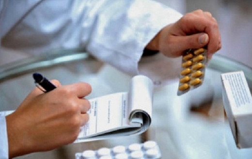 B&aacute;c sĩ sẽ bị cắt lương, thưởng nếu lạm dụng thuốc kh&aacute;ng sinh trong điều trị. 