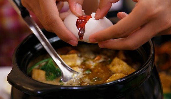 Cẩn thận khi ăn m&oacute;n lẩu trứng vịt lộn.