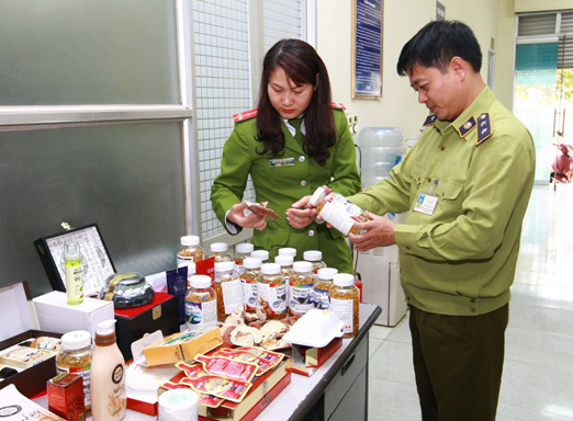 Lực lượng chức năng tiến h&agrave;nh kiểm tra 13Win OKVIP Cá cược bóng đá chức năng nhập lậu. 