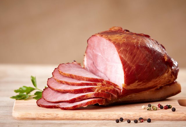 Thịt x&ocirc;ng kh&oacute;i c&oacute; nguy cơ ung thư dạ d&agrave;y. 