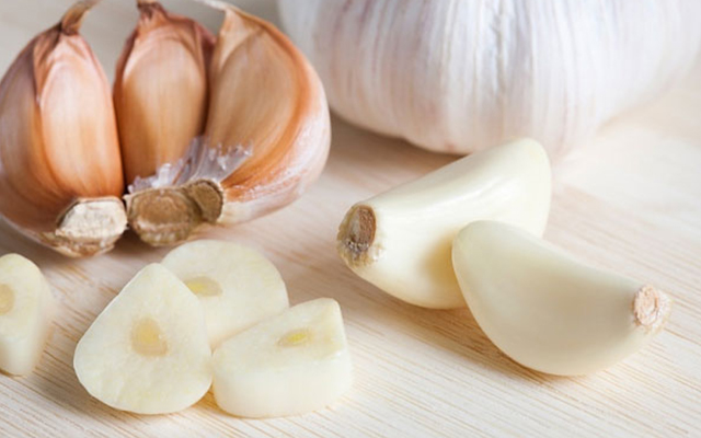  Tỏi Trung Quốc c&oacute; m&agrave;u trắng đẹp, b&oacute;ng mịn. 