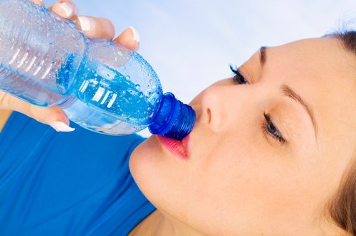 Lười uống nước v&agrave;o m&ugrave;a đ&ocirc;ng bạn c&oacute; nguy cơ tử vong.