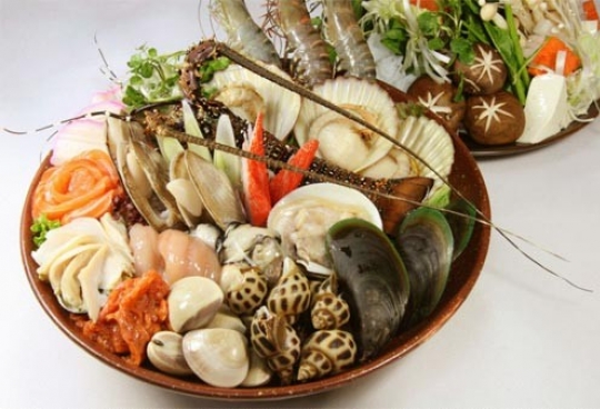 Hải sản l&agrave; nguồn cung cấp dồi d&agrave;o chất dinh dưỡng nhưng cũng rất dễ g&acirc;y ngộ độc. Ảnh minh họa 