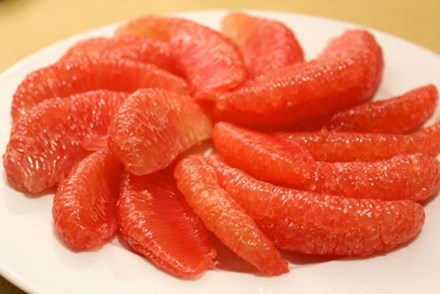 Ăn bưởi kh&ocirc;ng đ&uacute;ng thời điểm sẽ c&oacute; nguy cơ đột tử. Ảnh minh họa 