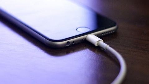 Apple tiếp tục cảnh b&aacute;o sạc v&agrave; pin dởm g&acirc;y nguy hiểm cho người d&ugrave;ng. Ảnh minh họa 