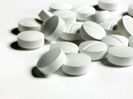 N&ecirc;n đọc hướng dẫn trước khi sử dụng thuốc paracetamol. Ảnh minh họa 