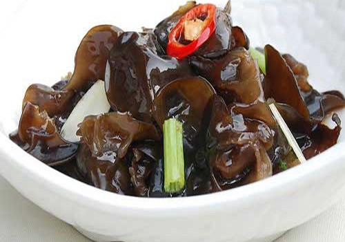 Khi chế biến m&oacute;n mộc nhĩ người d&ugrave;ng n&ecirc;n thận trọng. Ảnh minh họa 
