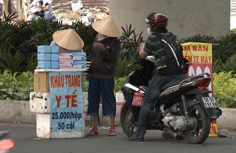  T&aacute;c hại kinh ho&agrave;ng từ khẩu trang vỉa h&egrave;. Ảnh: Phụ nữ TPHCM