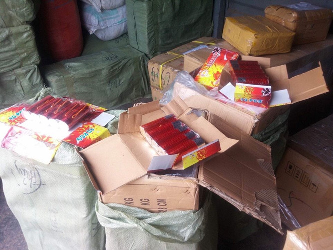 Số lượng lớn h&agrave;ng h&oacute;a bị lực lượng chức năng ph&aacute;t hiện tr&ecirc;n t&agrave;u hỏa. Ảnh: Thanh Ni&ecirc;n 