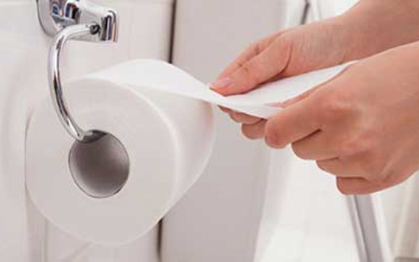 Giấy vệ sinh c&oacute; nguy cơ g&acirc;y tổn hại m&aacute;u nếu d&ugrave;ng sai c&aacute;ch. Ảnh minh họa 