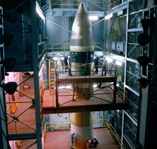 LGM-118A Peacekeeper c&oacute; chiều d&agrave;i hơn 70 foot v&agrave; nặng 198.000 pound.