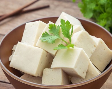Đậu phụ c&agrave;ng c&oacute; m&agrave;u v&agrave;ng chứa c&agrave;ng nhiều thạch cao. Ảnh minh họa 