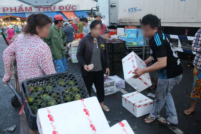 Hoa quả Trung Quốc nhập về &ugrave;n &ugrave;n tại chợ đầu mối c&aacute;c tỉnh ph&iacute;a Nam. Ảnh: Tuổi Trẻ 