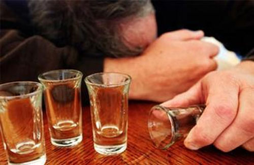 Lạm dụng rượu c&oacute; nguy cơ tử vong. Ảnh minh họa 