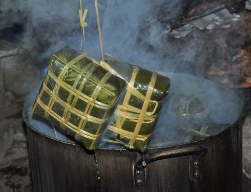 Sử dụng l&otilde;i pin luộc b&aacute;nh chưng cho nhanh ch&iacute;n c&oacute; t&aacute;c hại kh&ocirc;n lường. Ảnh minh họa
