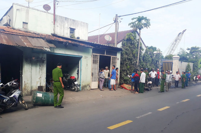 Hiện trường vụ tai nạn vừa xảy ra do cưa th&ugrave;ng phuy ph&aacute;t nổ khiến &ocirc;ng T tử vong. Ảnh: Tuổi Trẻ