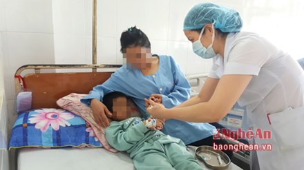 B&eacute; trai đ&atilde; được phẫu thuật gắp dị vật ra khỏi phổi. Ảnh: B&aacute;o Nghệ An