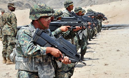 C&ograve; s&uacute;ng c&oacute; 2 chế độ bắn, b&aacute;n tự động v&agrave; tự động ho&agrave;n to&agrave;n. Ảnh: Tiền Phong 