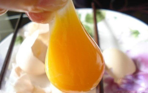 Th&ocirc;ng tin trứng g&agrave; giả khiến người d&acirc;n v&ocirc; c&ugrave;ng hoang mang. Ảnh minh họa