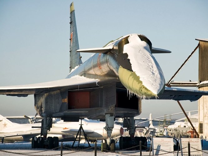  M&aacute;y bay đ&aacute;nh chặn Sukhoi T-4 c&oacute; phần th&acirc;n rất d&agrave;i, c&aacute;nh tam gi&aacute;c. Ảnh minh họa