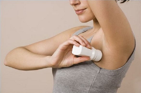 C&aacute;c nh&agrave; nghi&ecirc;n cứu cho rằng, trong lăn khử m&ugrave;i chứa chất c&oacute; thể g&acirc;y ung thư. Ảnh minh họa
